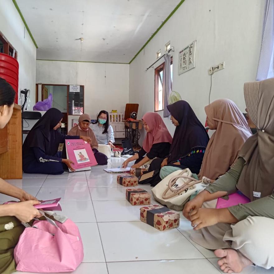 Mengedukasi Ibu Hamil Dalam Kelas Ibu Hamil Desa Pasiraman